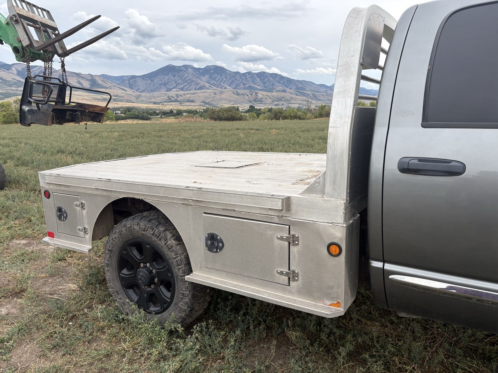 Cm skirted aluminum flatbed 8ft, off 2008 dodge 2500 