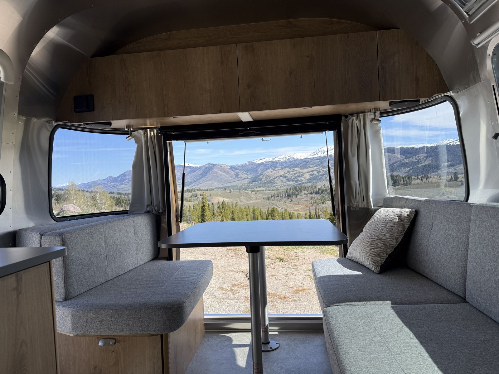 2024 Airstream Trade Wind 25FBT Twin with Hatch
