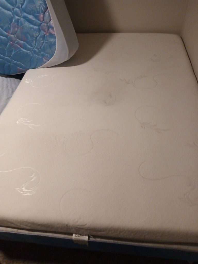 Used full size Memory foam mattress topper (check picture!)