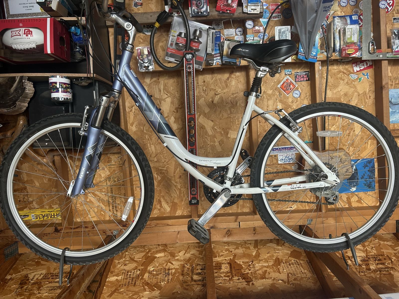 Diamondback Serene DLX Classic Women's Hybrid Comfort Bike, White/Purple, Gently Used