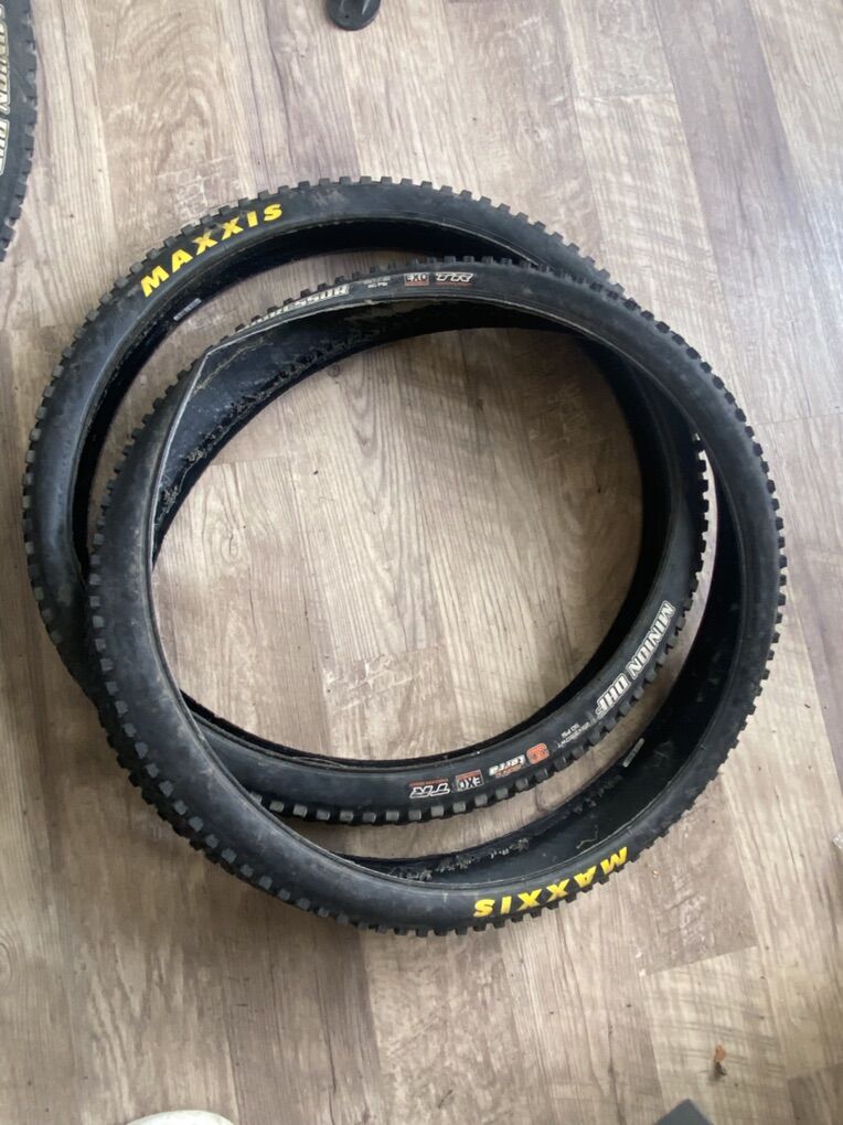 2 Maxxis 29 X 2.5 tires Front & Rear Minion DHF Ag
