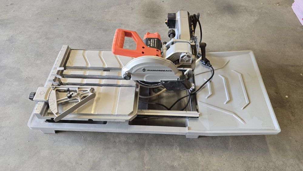 Diamondback 7" wet tile saw