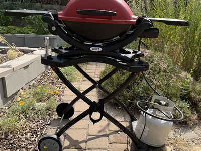 Q 1200 1-Burner Portable Tabletop Propane Gas Grill with stand and propane tank