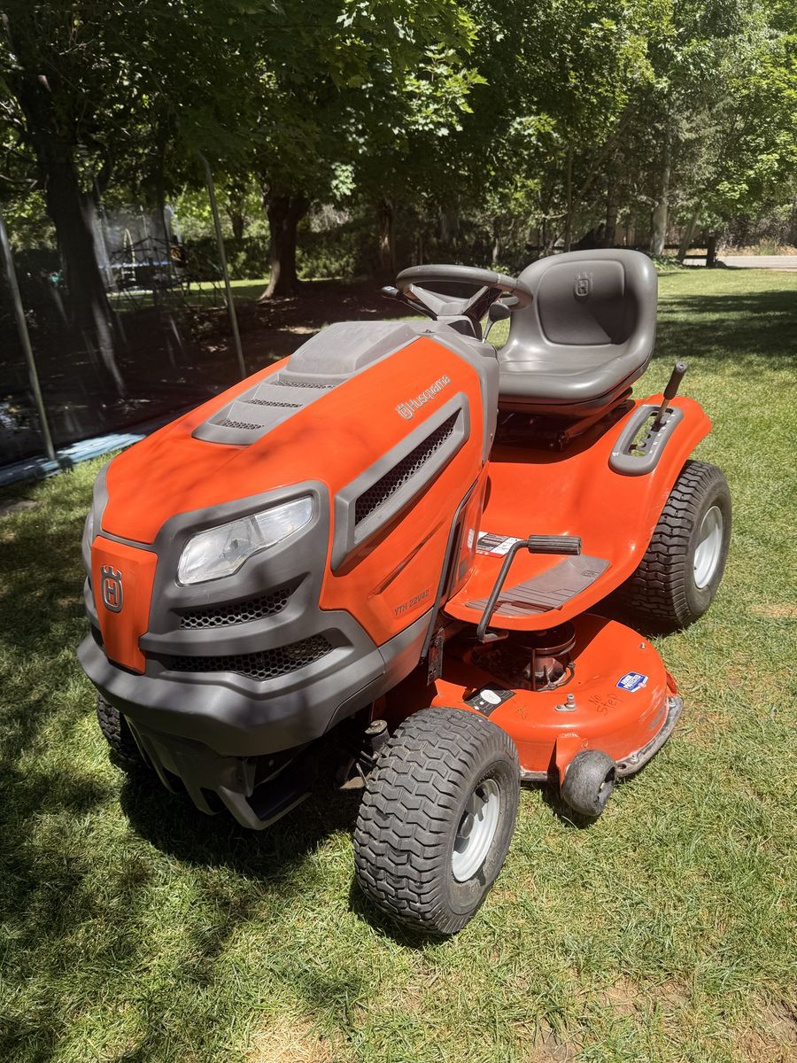 Husqvarna YTH22V42 - 22HP 42" Riding Lawn Mower Tractor