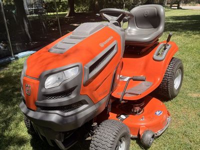 Husqvarna YTH22V42 - 22HP 42" Riding Lawn Mower Tractor