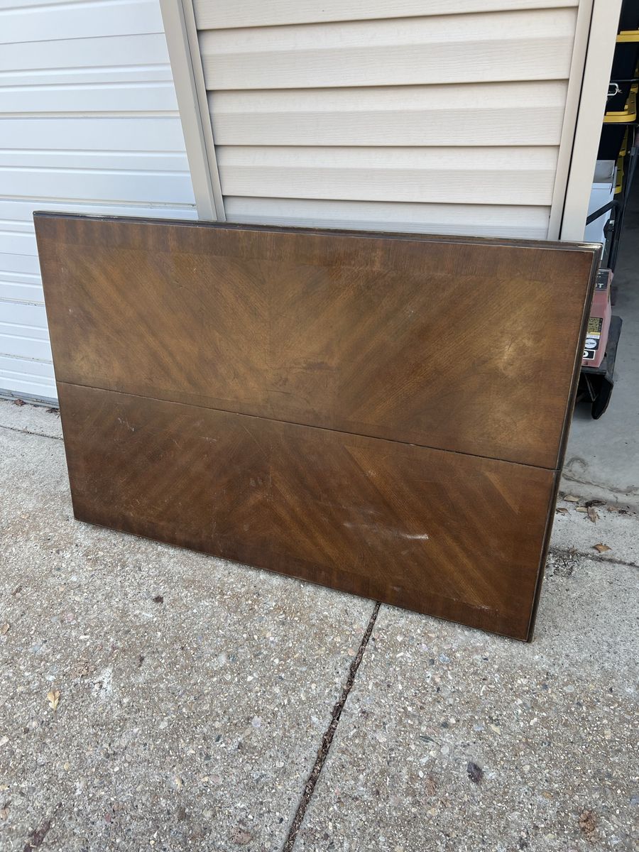 Dining Room Table and 6 Chairs