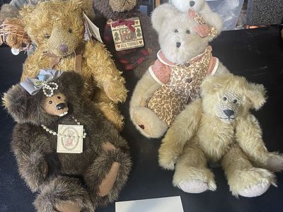 Bear collectors collection-Lots of Boyd’s bears