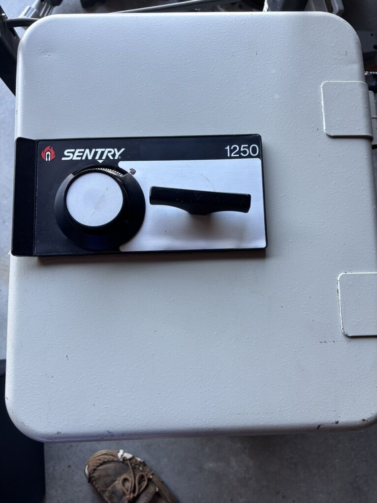 Sentry 1250 Awesome Safe W/combination
