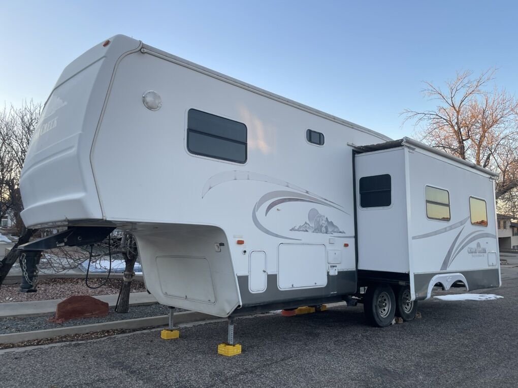 32' 2004 Forrest River 5th Wheel - Sleeps 7