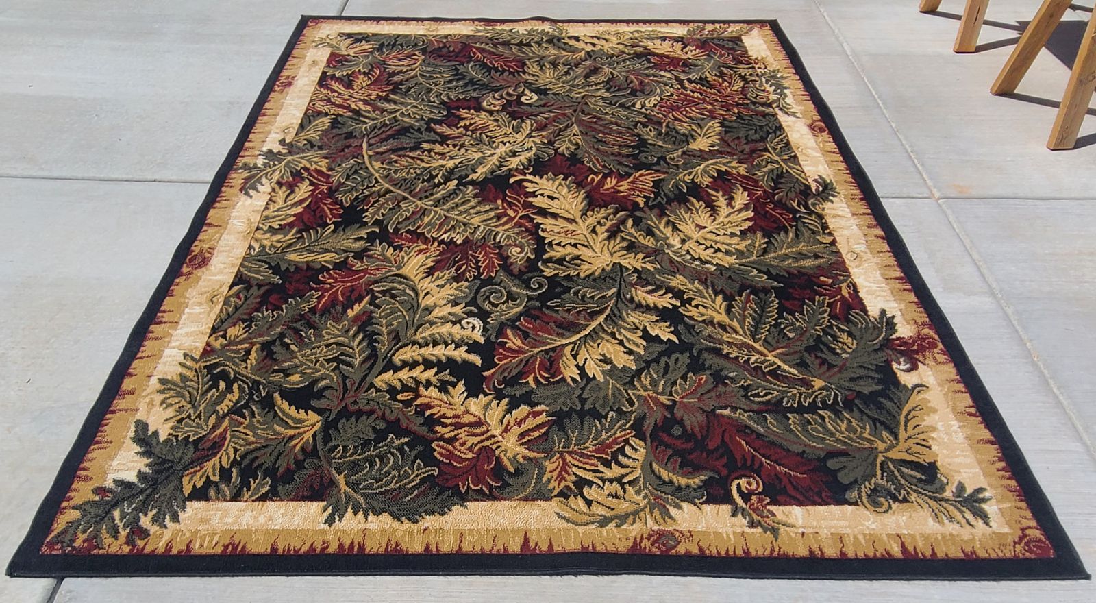Elegant area rug - approx 8x10 ft
