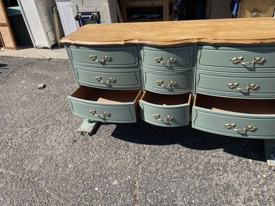 DRESSER 9 DRAWERS