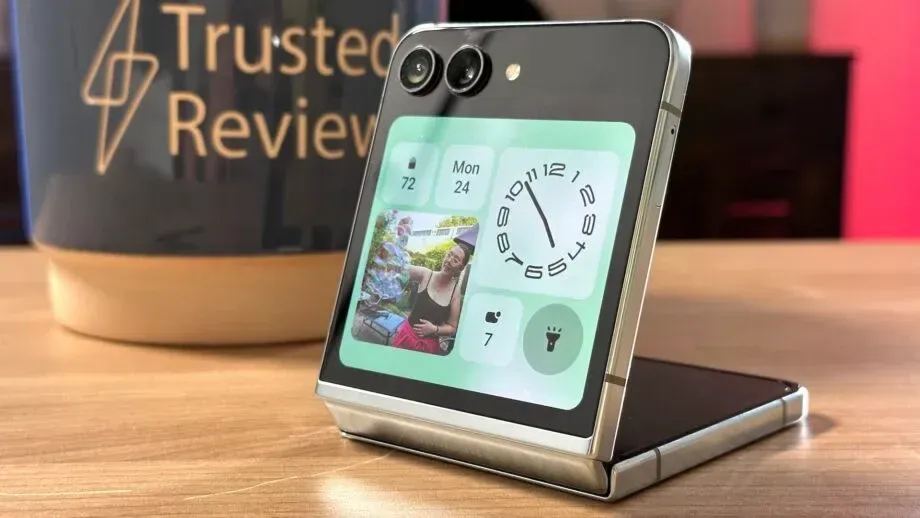 SAMSUNG Galaxy Z Flip 5 - 256 GB Unlocked