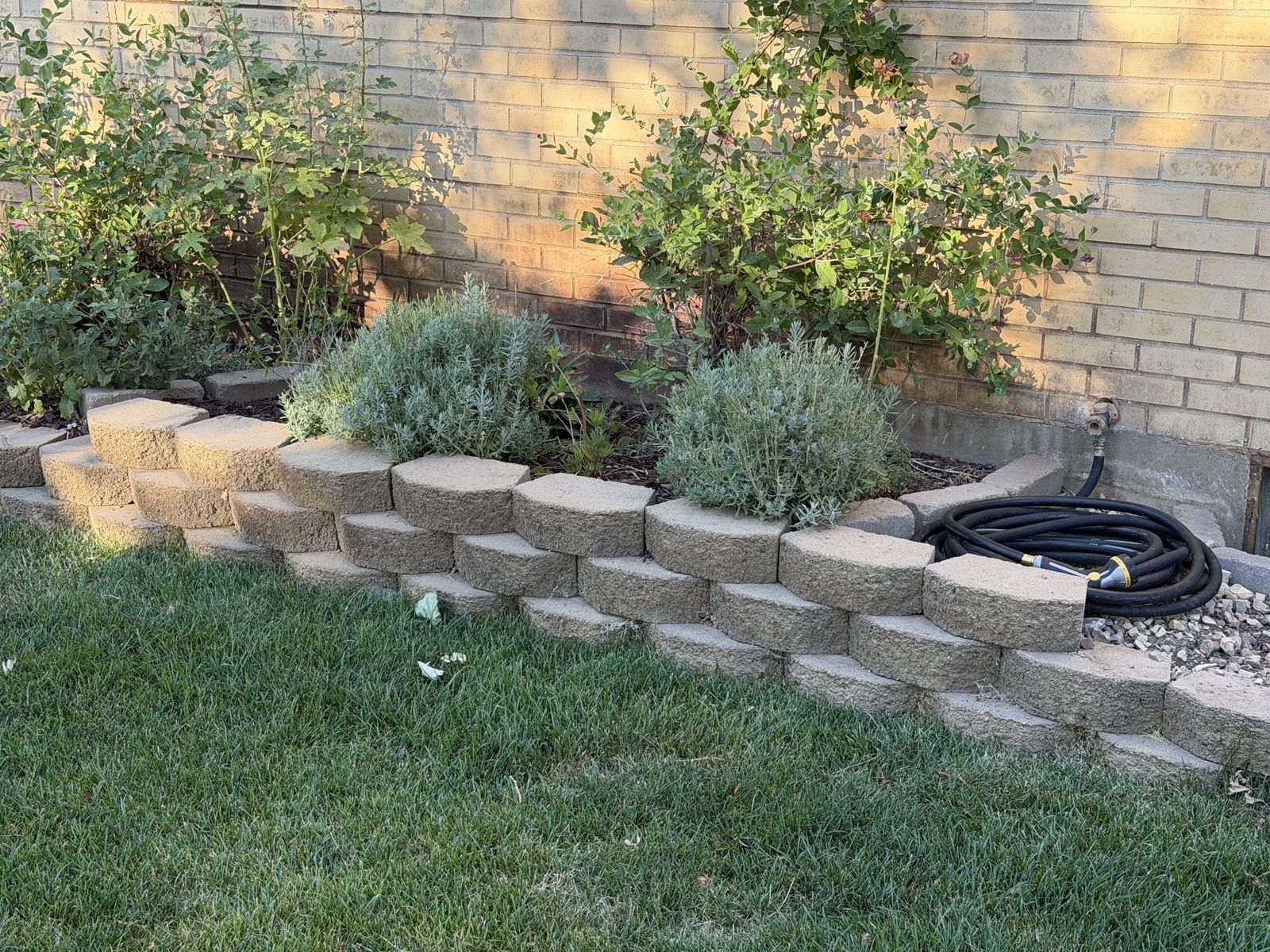 Retaining wall blocks/pavers