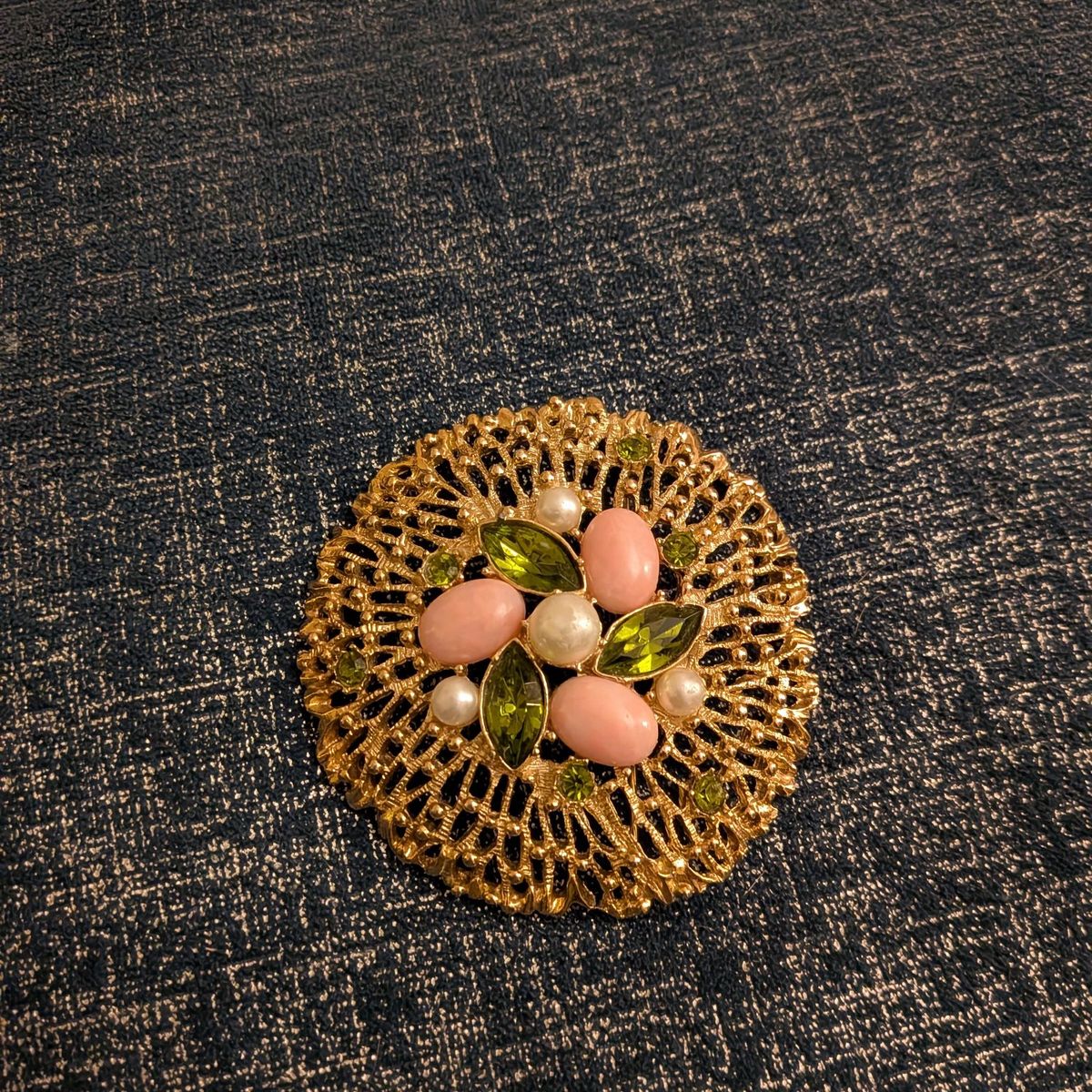 Sarah Coventry golf tone floral broch with accents