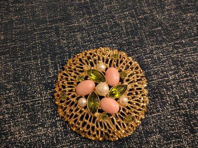 Sarah Coventry golf tone floral broch with accents