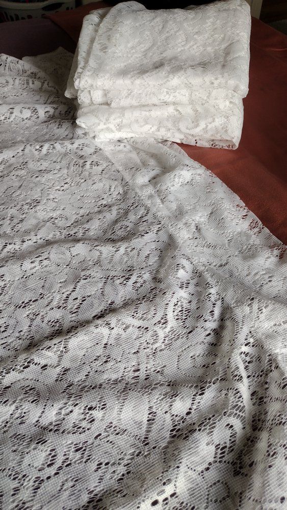 White Lace Cutains 6 Panels 
Measurements 76x40
