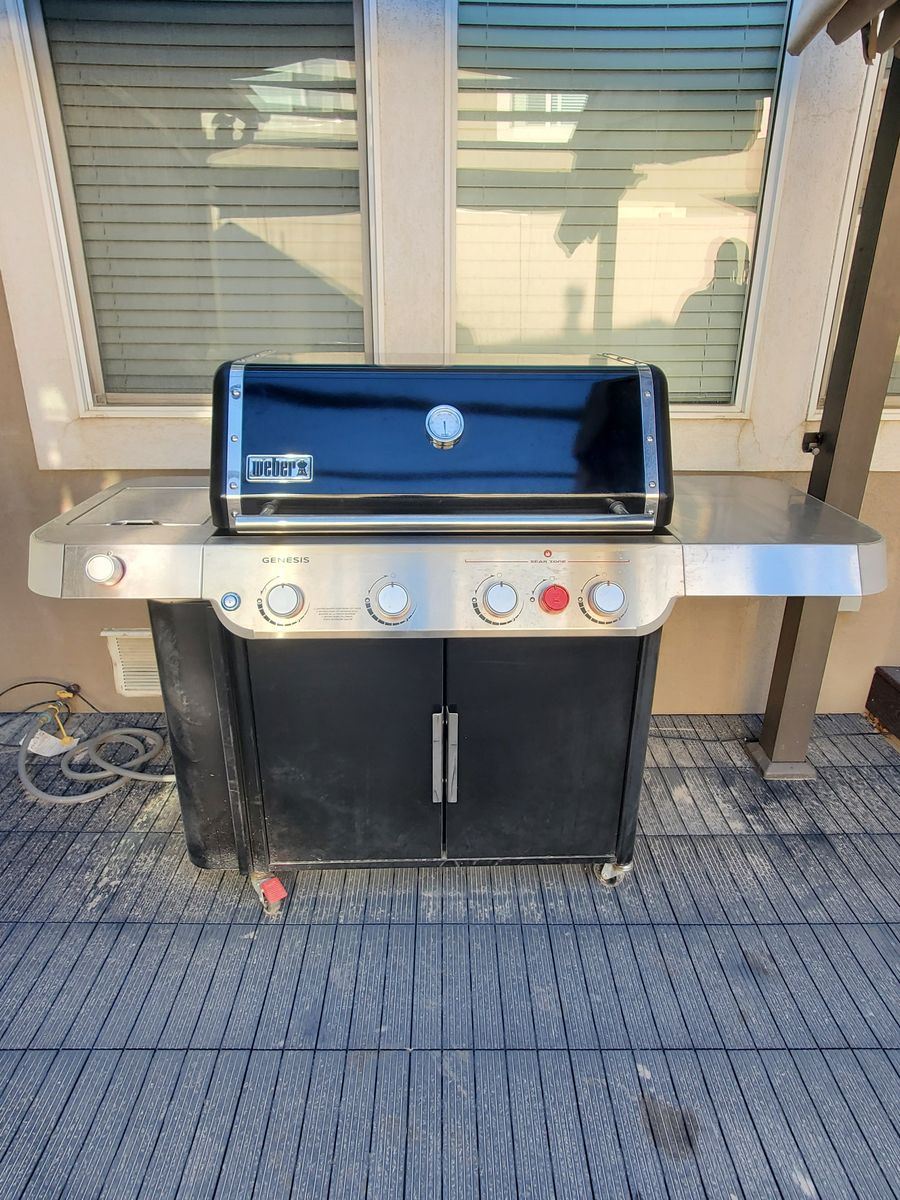 Weber Genesis E-435 Model Natural Gas Grill with Side Burner and Sear Zone