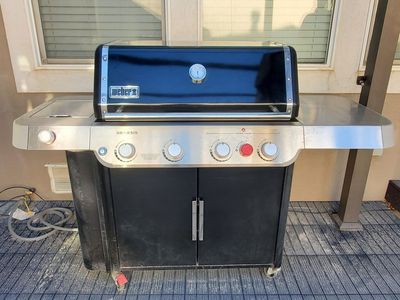 Weber Genesis E-435 Model Natural Gas Grill with Side Burner and Sear Zone