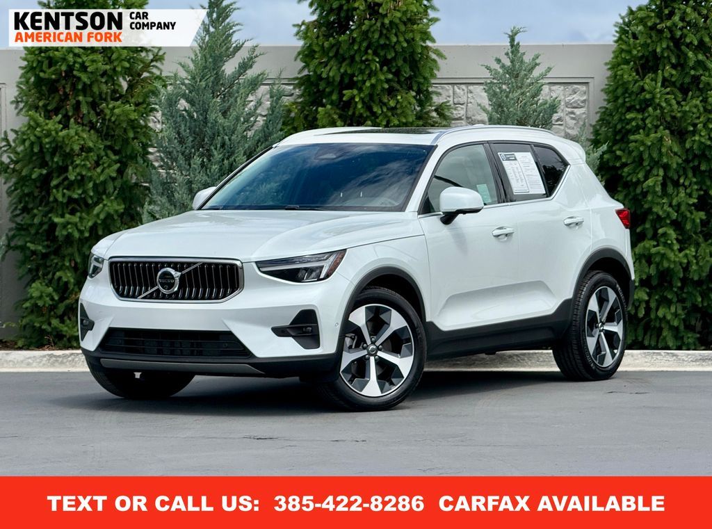 2025 Volvo XC40 B5 Plus Bright Theme