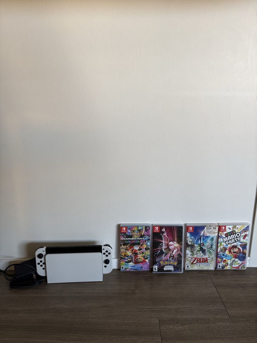 Nintendo Switch OLED & 4 Games