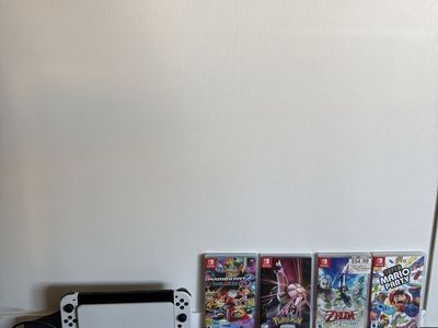 Nintendo Switch OLED & 4 Games