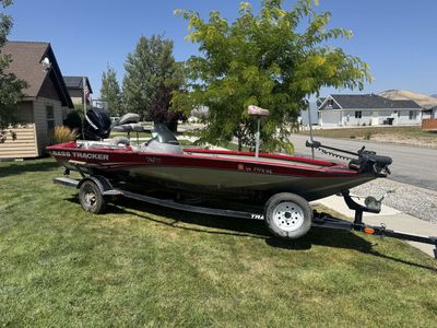 2011 Bass Tracker Fishing Bass Boat