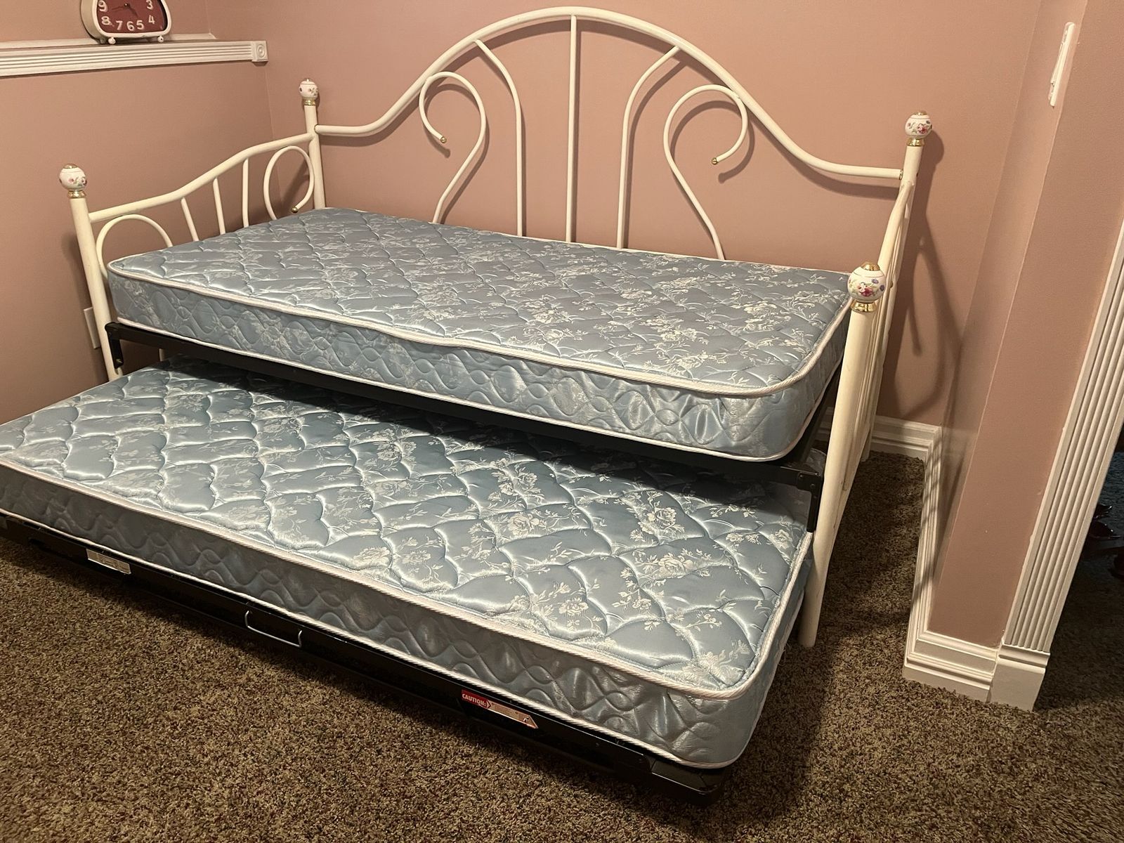 DAYBED with pull out trundle