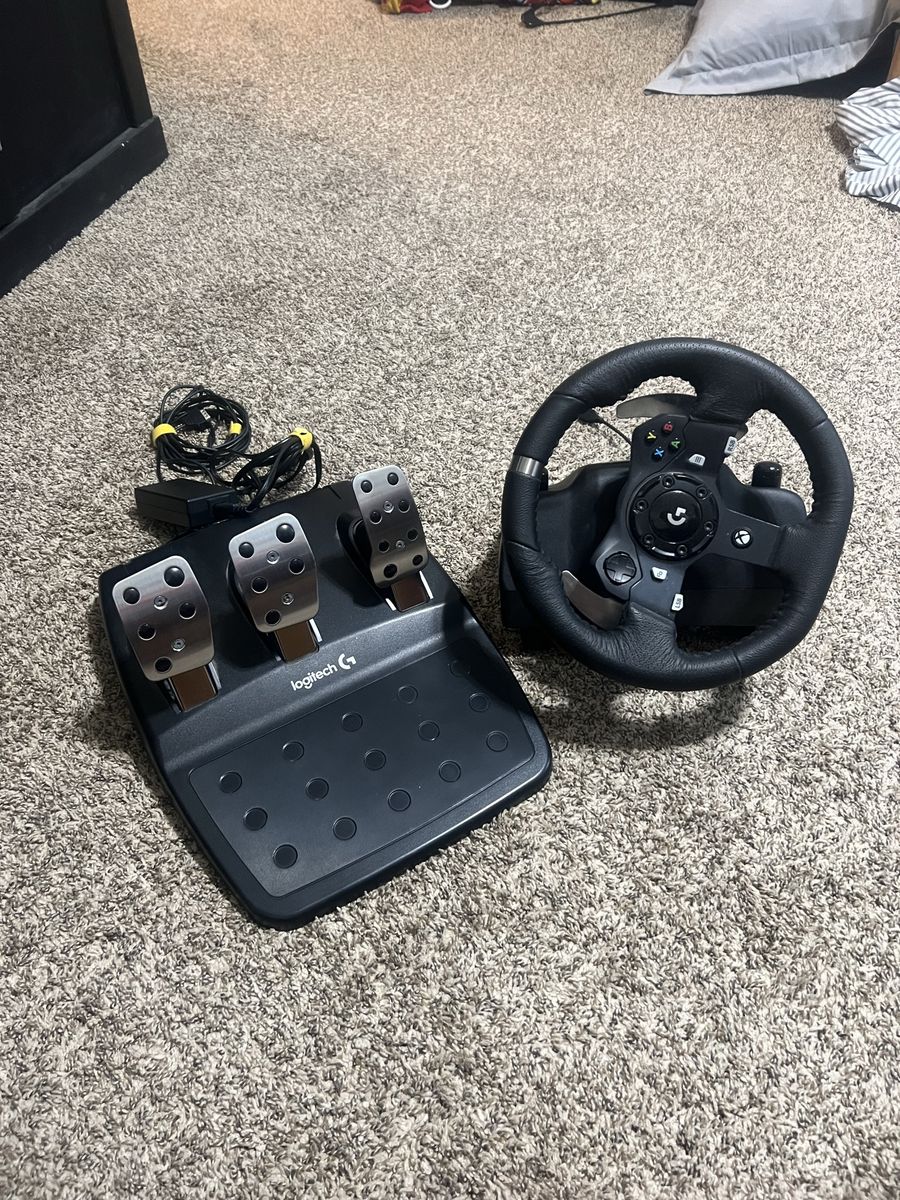 Logitech G920 Driving Force Racing Wheel & Pedals for Xbox/PC - Excellent Condition