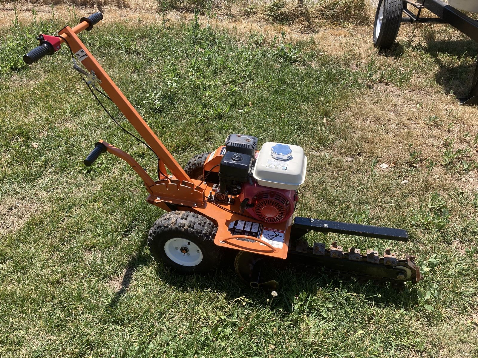 Brave Pro 18 inch Manual Drive Trencher