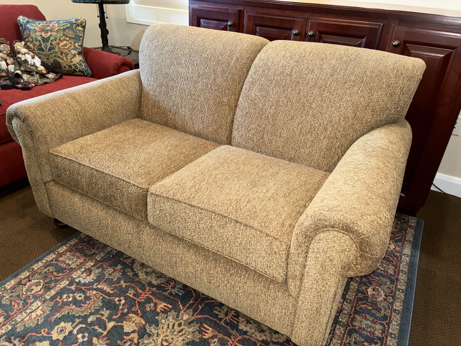 Broyhill love seat like new condition, 100.00