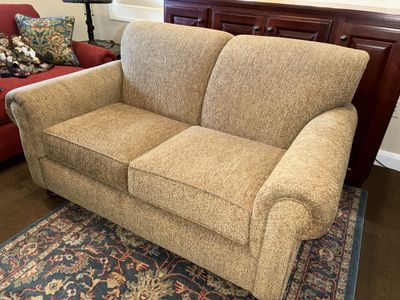 Broyhill love seat like new condition, 100.00