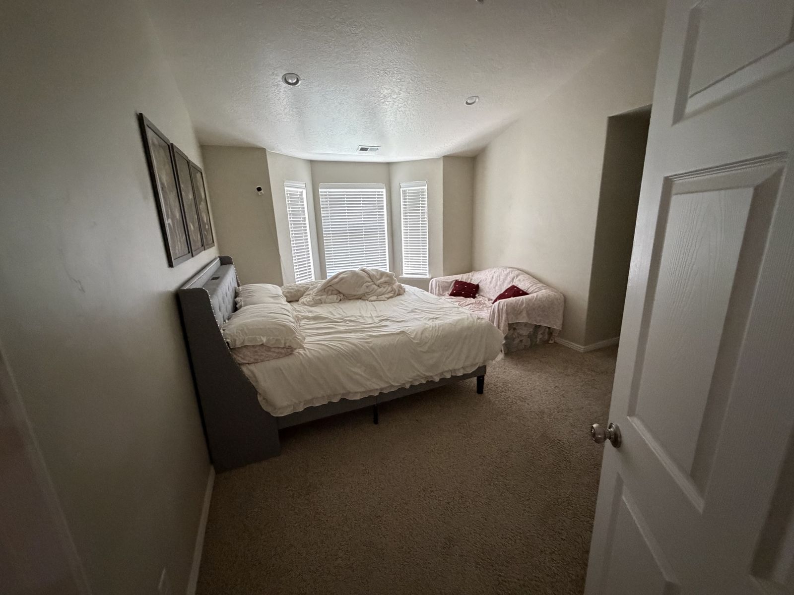 Queen size bed w/hybrid spring mattress