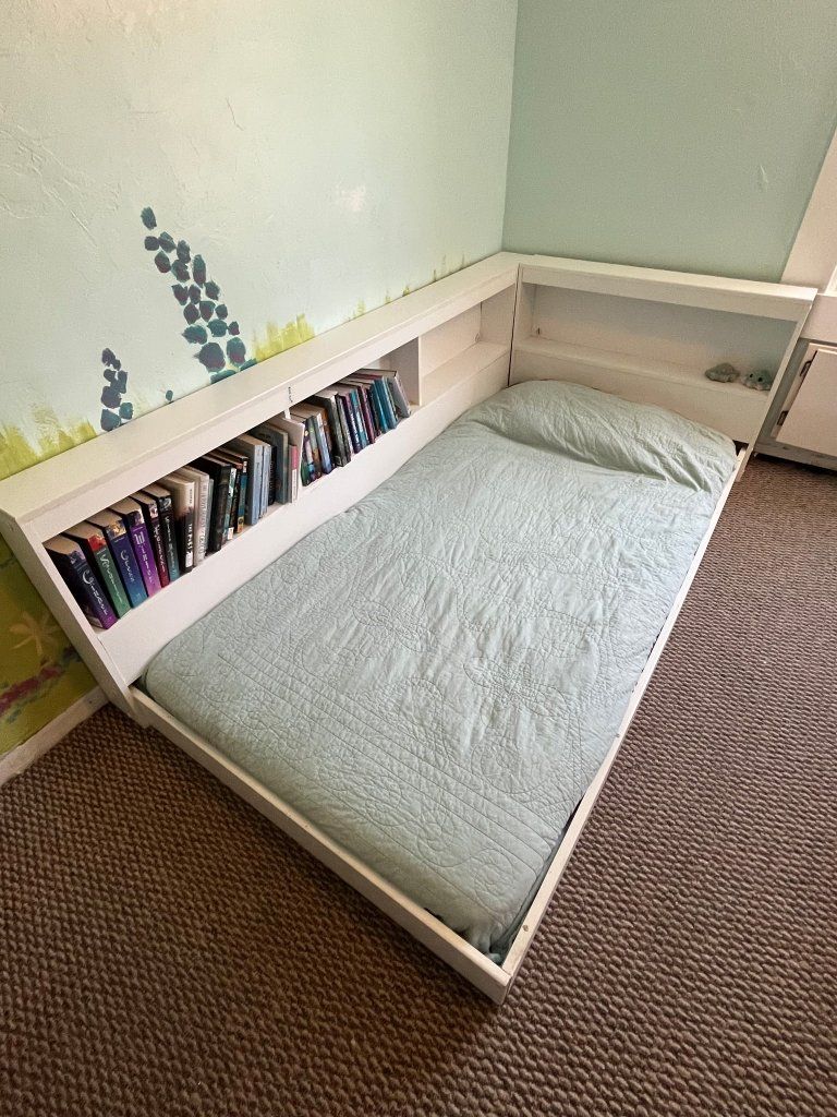 Space-Saving White Bedframe with Integrated Bookshelves - Perfect for Small Rooms