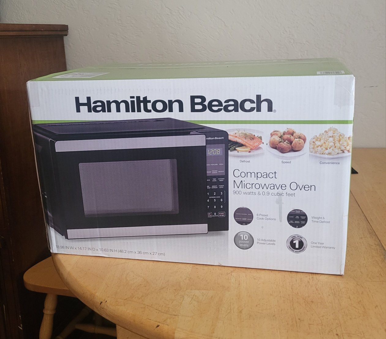 Hamilton Beach Compact Microwave Oven, 0.9 cu ft, 900W, Black/Stainless Steel - New In Box