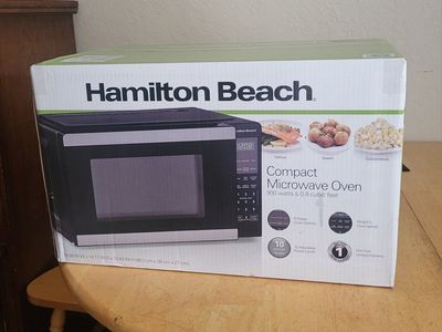 Hamilton Beach Compact Microwave Oven, 0.9 cu ft, 900W, Black/Stainless Steel - New In Box
