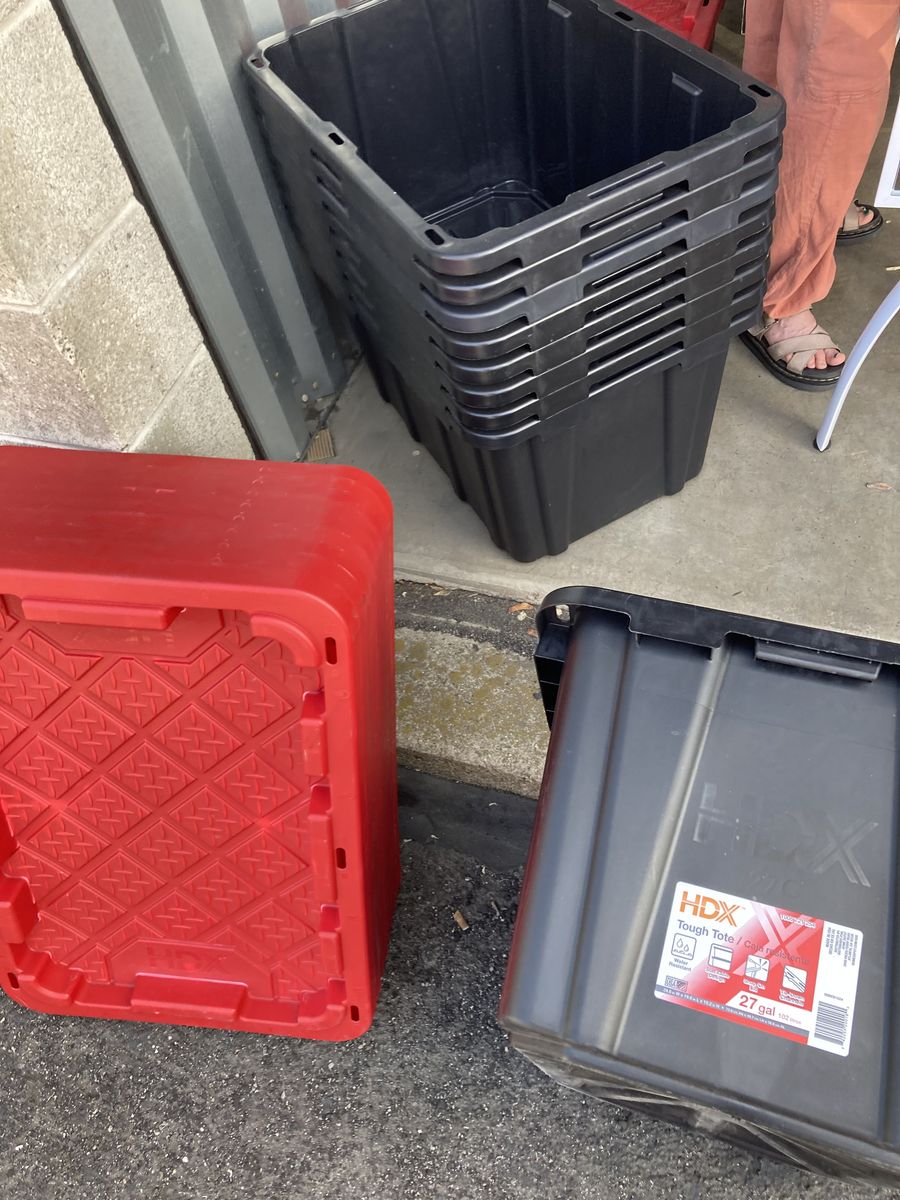 9 x 27 Gallon Tough Tote with lids