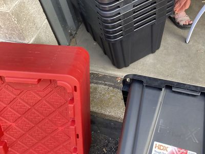 9 x 27 Gallon Tough Tote with lids