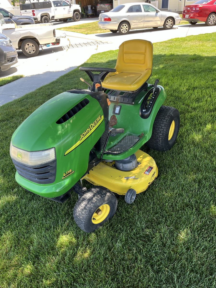 John Deere L118 Riding  Lawn Mower