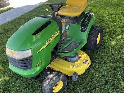 John Deere L118 Riding Lawn Mower
