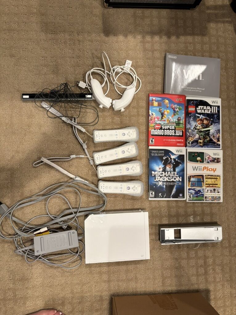 Wii Party Bundle - 4 Remotes + Games + RBH Set
