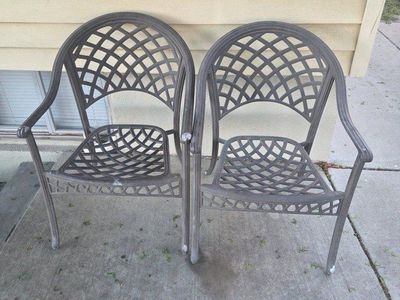 2 Metal patio chairs