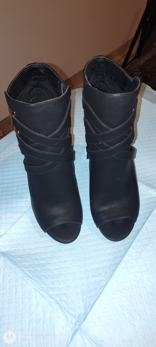 Lady's shoes by guess