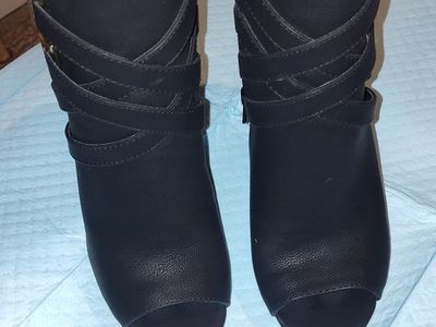 Lady's shoes by guess