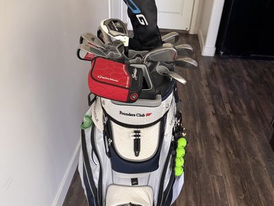 Golf Clubs - complete set w/brand new bag! ️