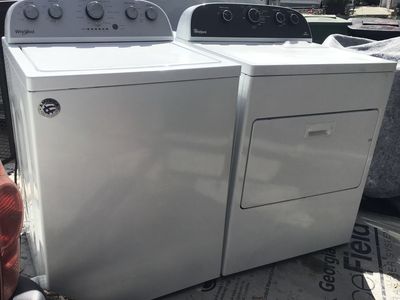 Beautiful Whirlpool Super capacity White Top Load Washer & Electric Dryer Set in excellent condition. Includes free delivery!