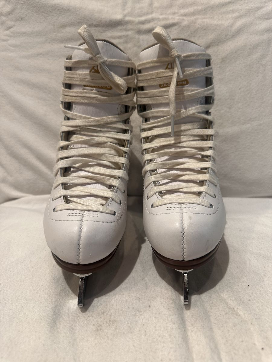 Jackson artiste youth size 1, white figure skates