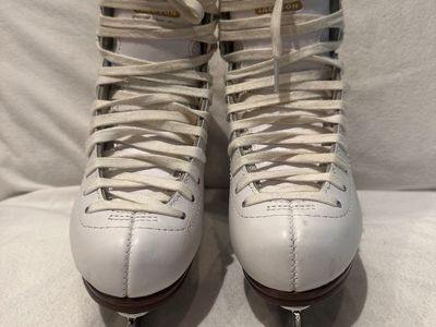 Jackson artiste youth size 1, white figure skates