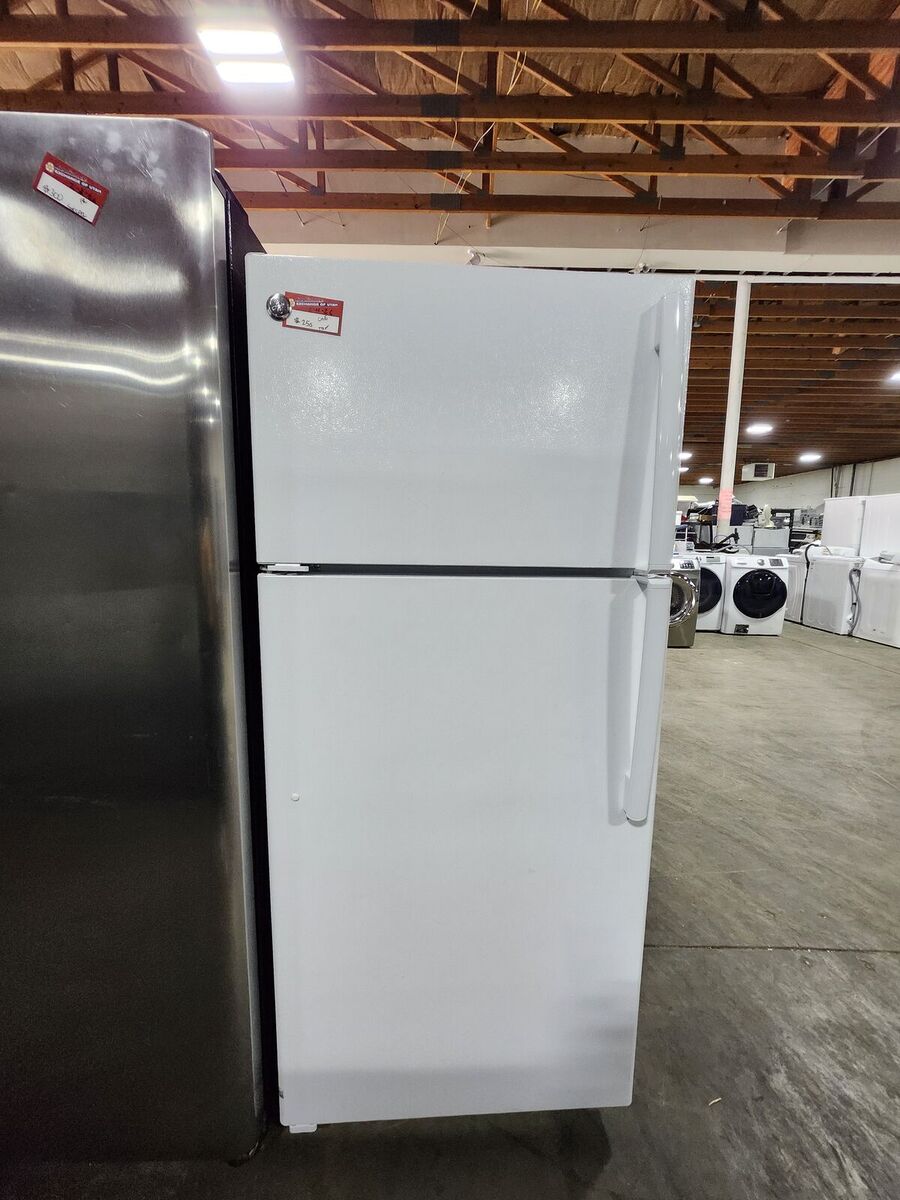 BEAUTIFUL GE TOP AND BOTTOM FRIDGE! W-WARRANTY