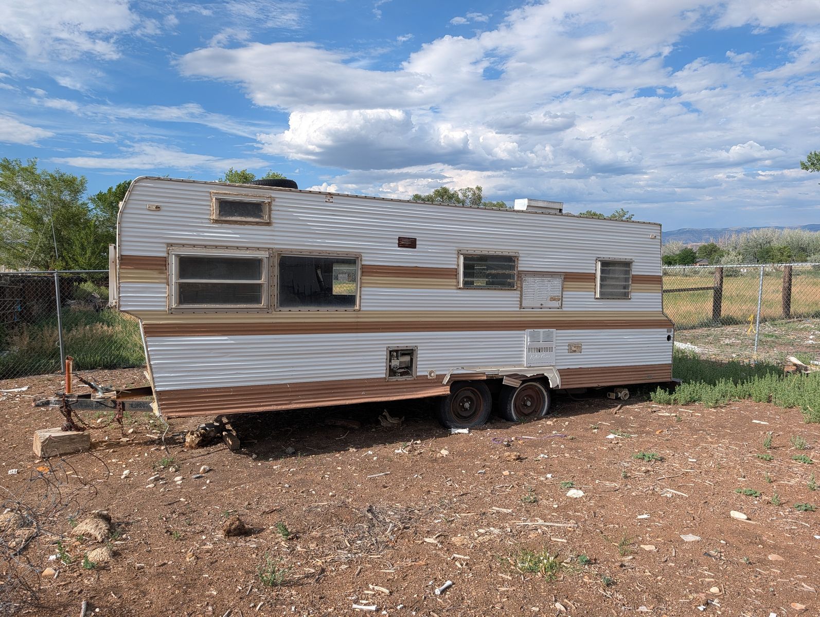 FREE Vintage Travel Trailer - Needs Repair or Parts - Project RV