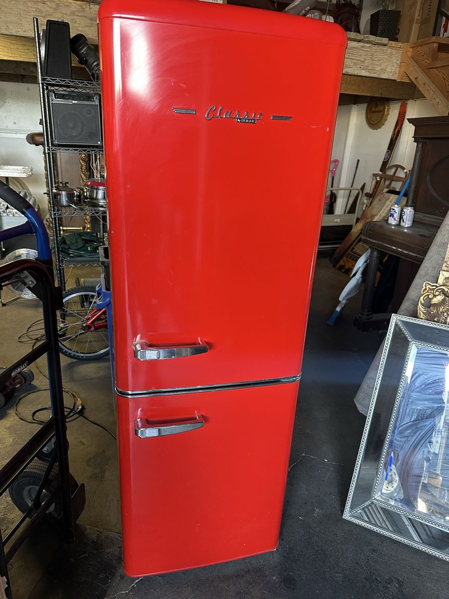 Classic Retro 22 in. 8.7 cu. ft. Retro Bottom Freezer Refrigerator in Candy Red